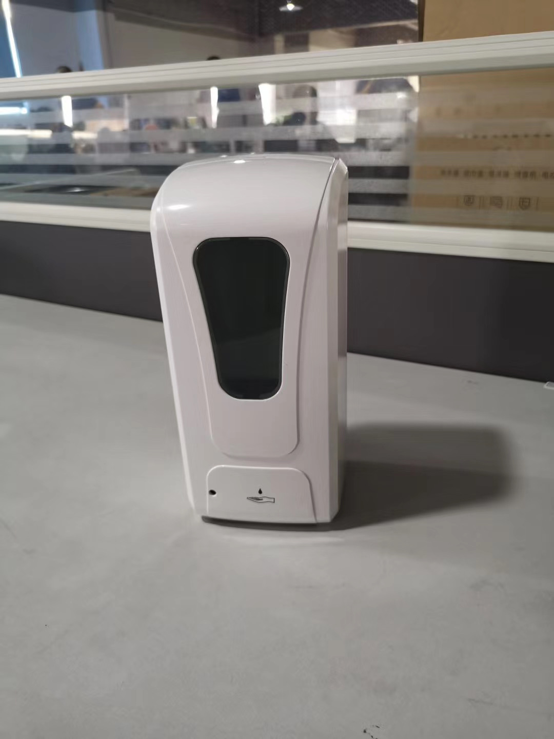Distributeur automatique de désinfectant pour les mains sans contact avec support