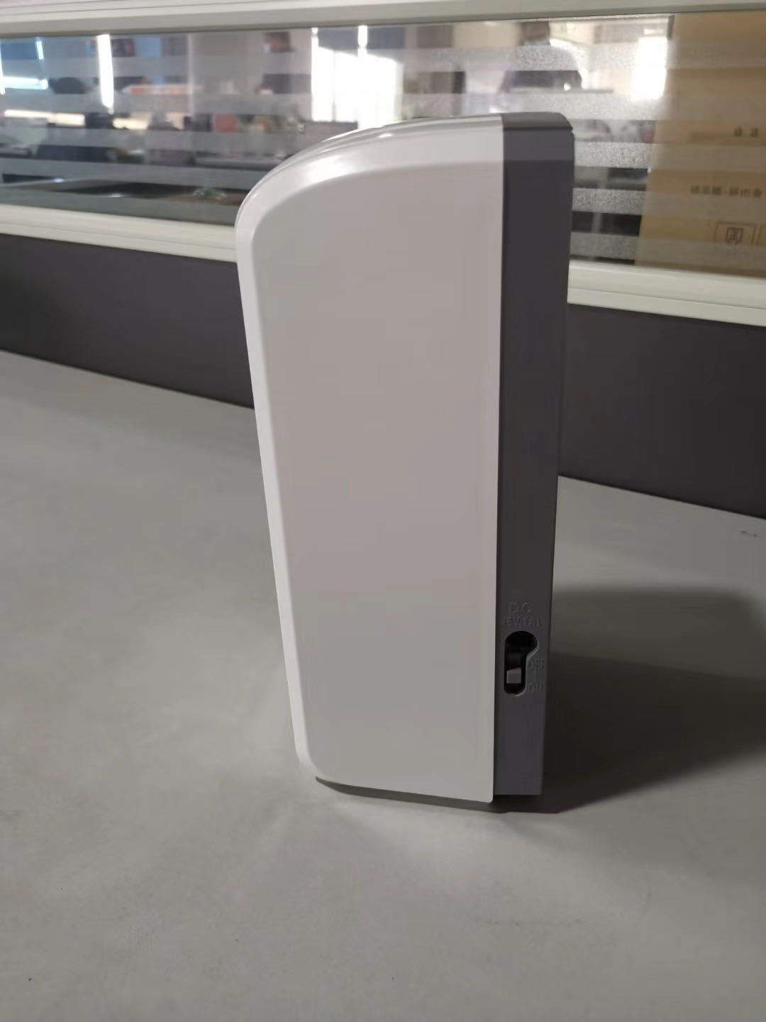 Distributeur automatique de désinfectant pour les mains sans contact avec support